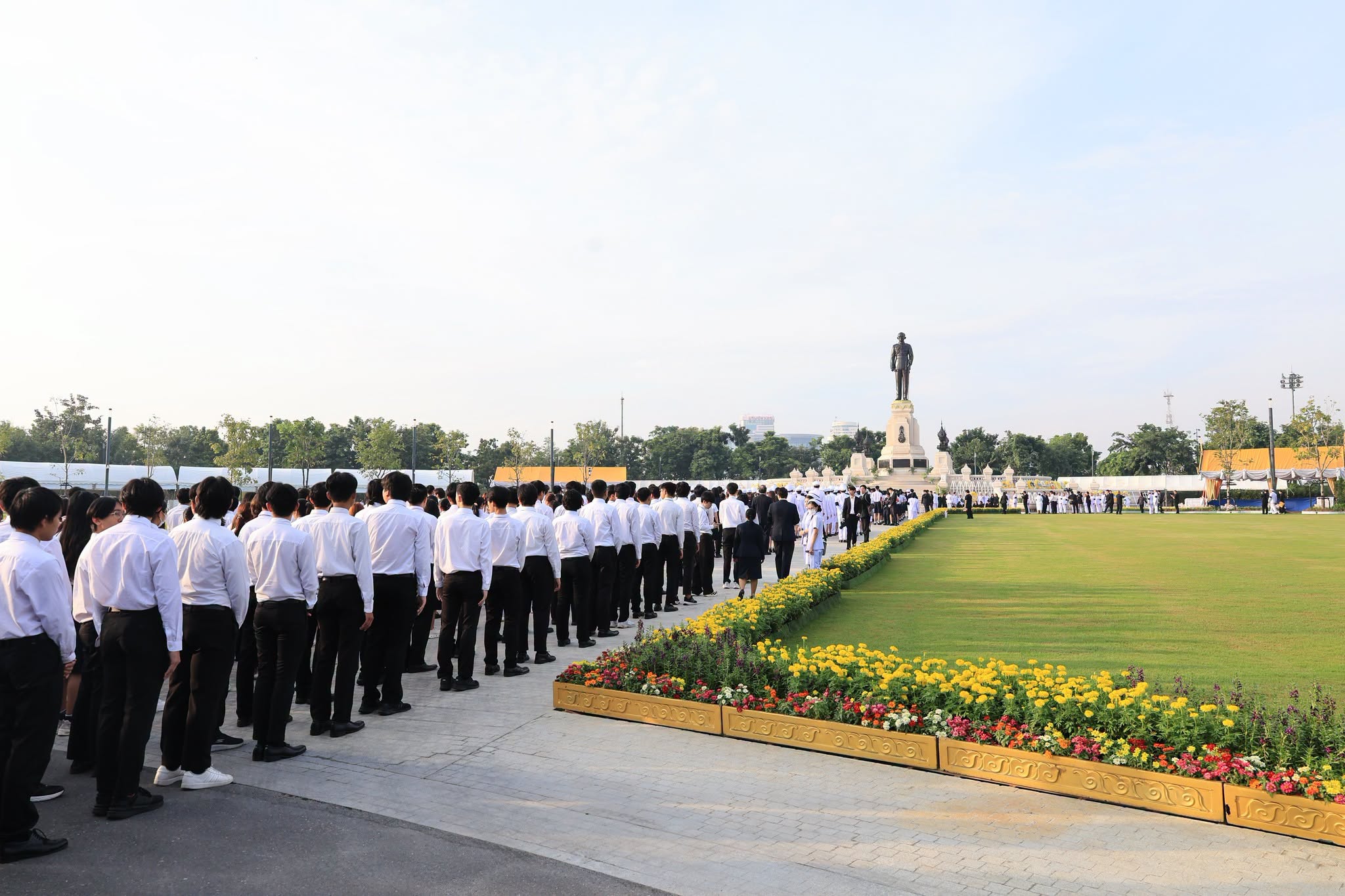 title - ส.ป.ก. ร่วมวางพวงมาลาถวายบังคมพระบรมราชานุสาวรีย์พระบาทสมเด็จพระบรมชนกาธิเบศร มหาภูมิพลอดุลยเดชมหาราช บรมนาถบพิตร เนื่องใน 